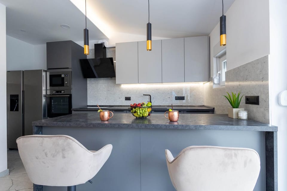 Kitchen or kitchenette, Dining area, oven