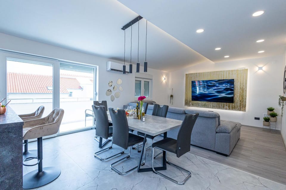 Communal lounge/ TV room, Living room, Dining area, Evening entertainment