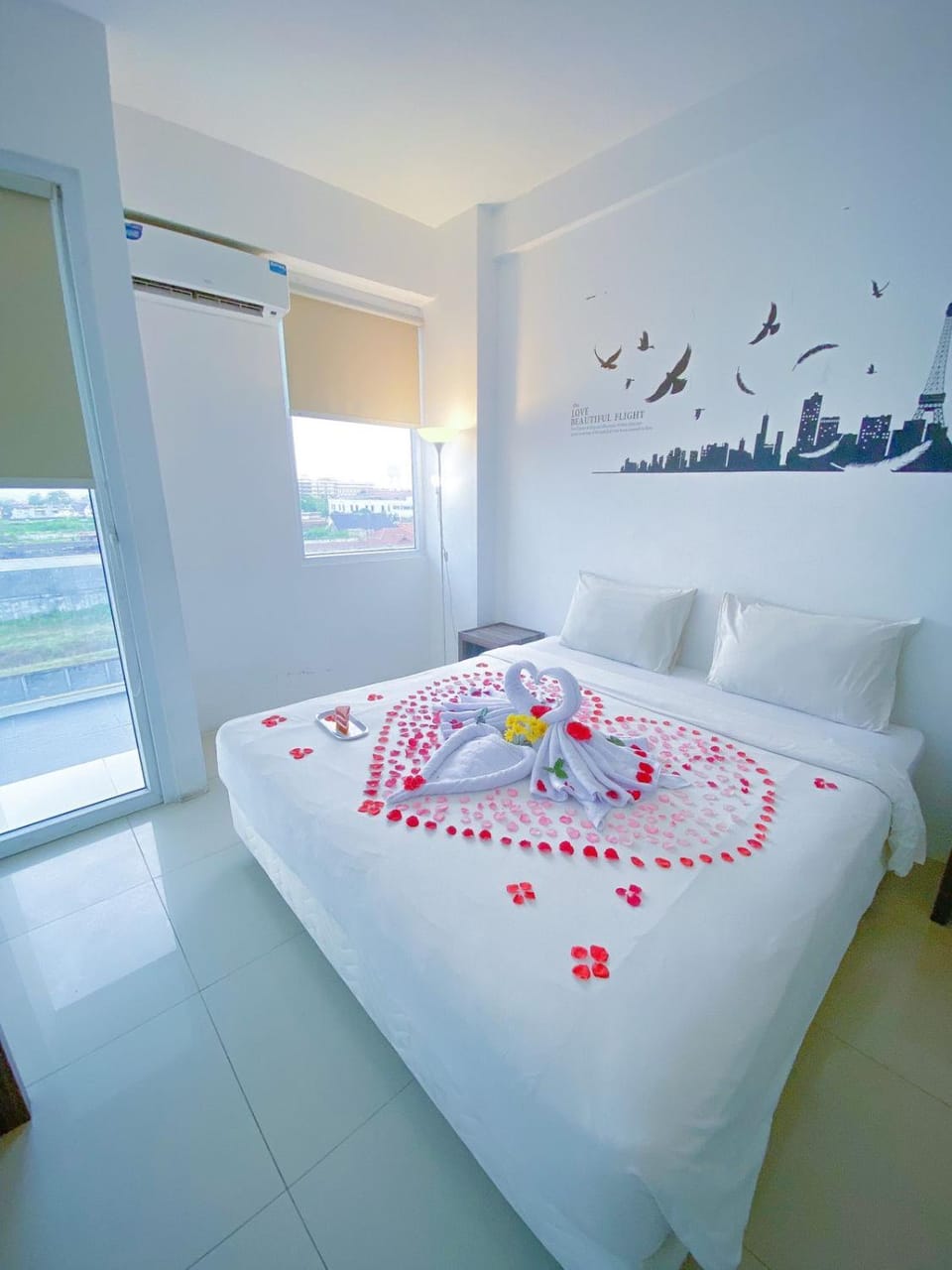 Bed, Bedroom, towels, air conditioner