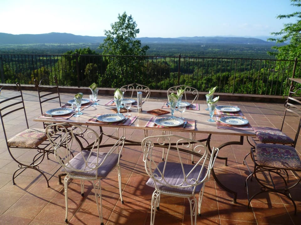 Property building, Restaurant/places to eat, Balcony/Terrace