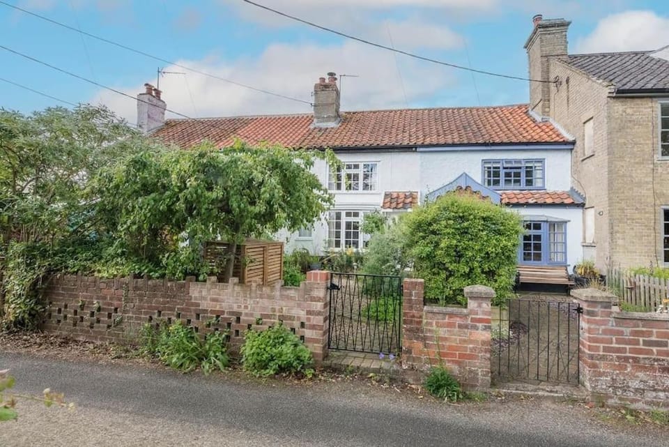 Angel Cottage, Wenhaston House in Suffolk Coastal District