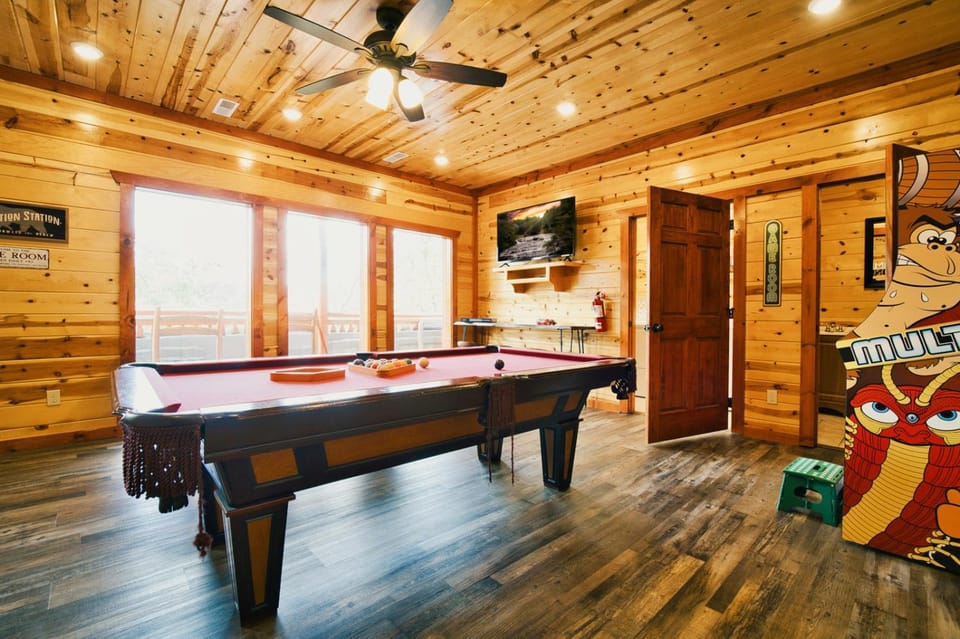 Cliffside Mountain View - Private indoor pool, gorgeous views, theater, game room, and more! House in Sevier County
