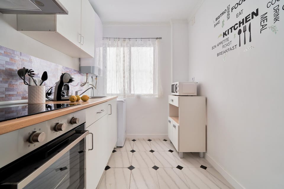 Coffee/tea facilities, Kitchen or kitchenette, oven, stove, toaster