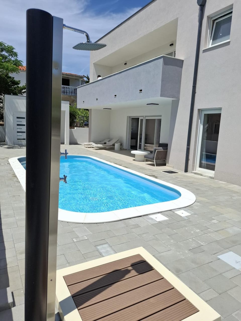 Property building, Patio, Day, Pool view, Swimming pool, sunbed