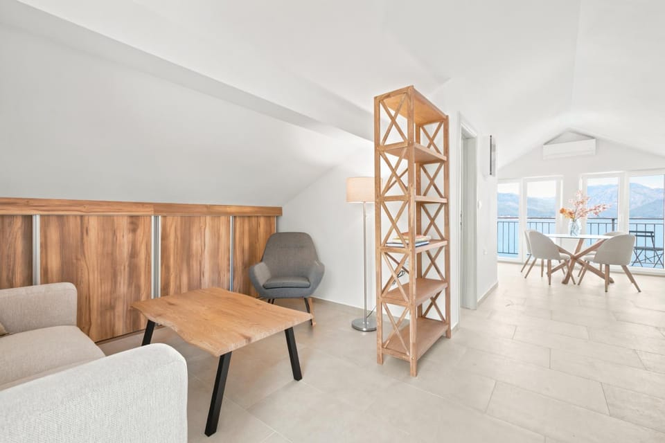 Library, Dining area, Sea view