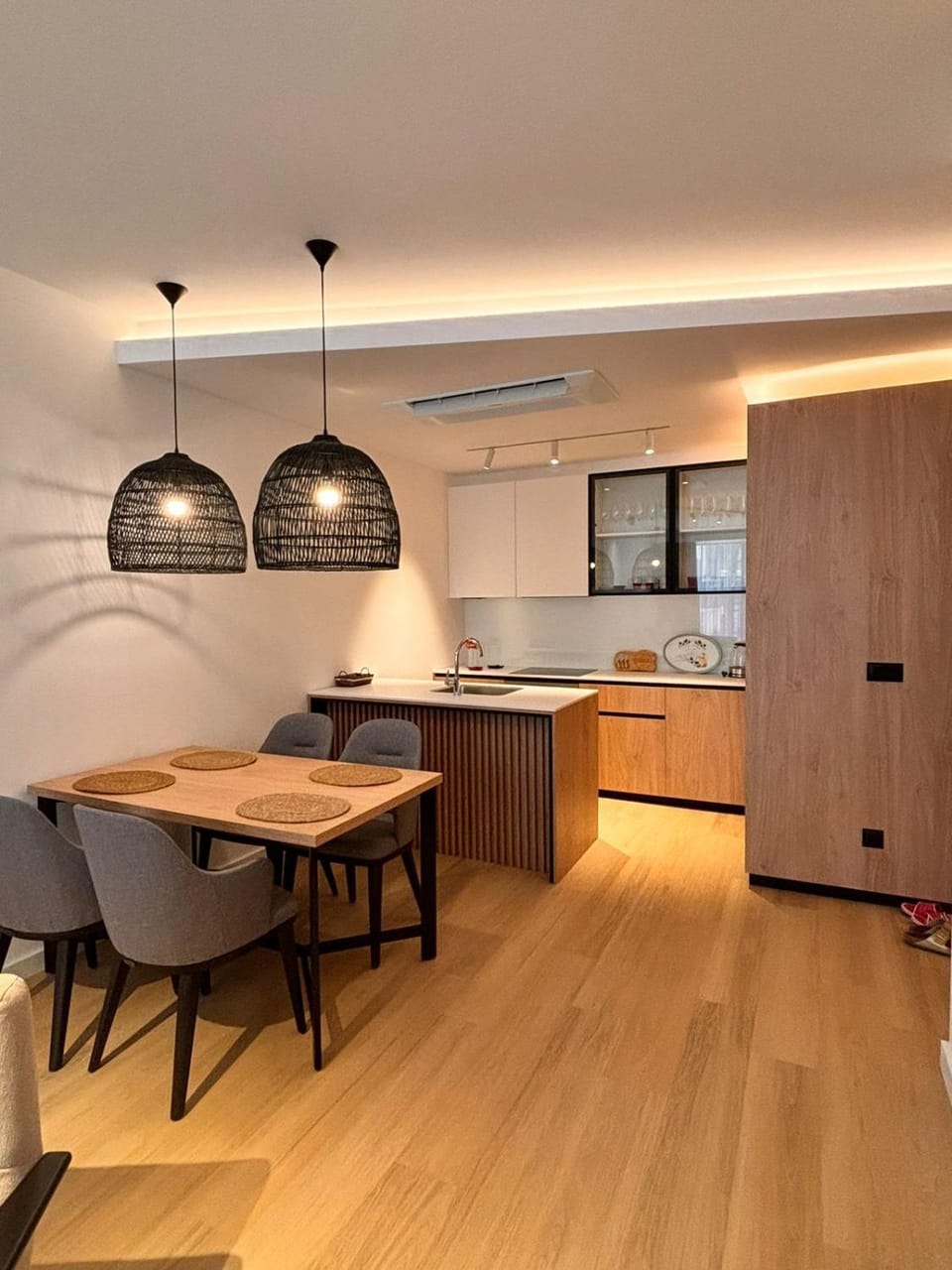 Kitchen or kitchenette, Dining area