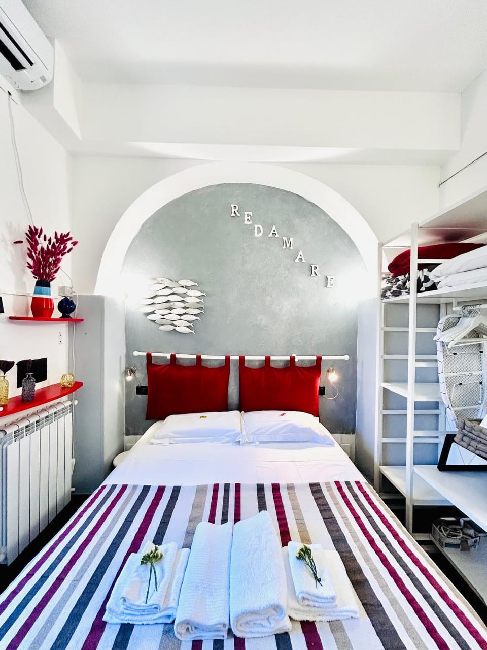 Bed, Living room, air conditioner