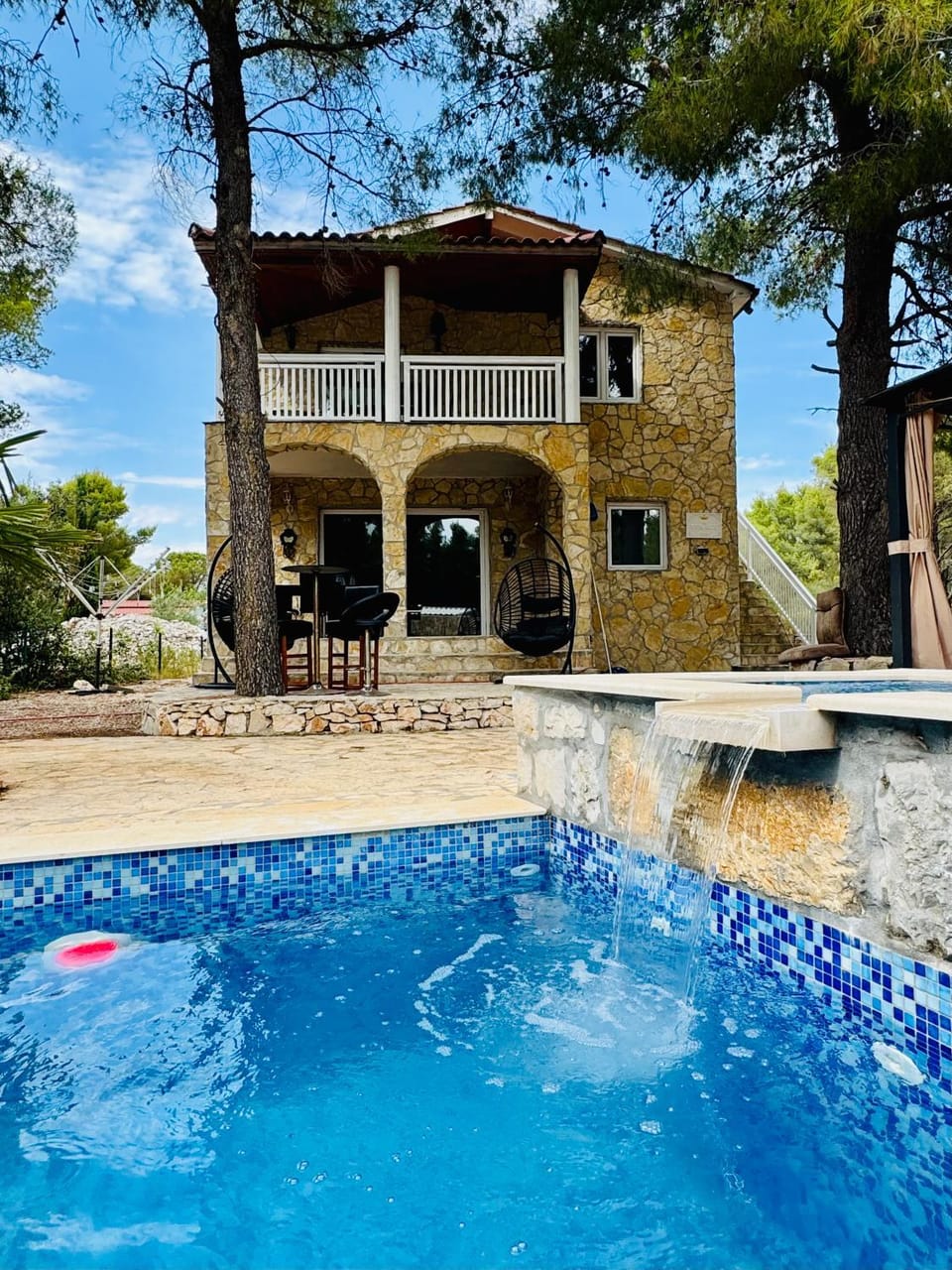 Property building, Patio, Day, Pool view, Swimming pool, sunbed