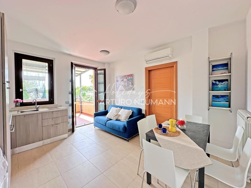 TV and multimedia, Kitchen or kitchenette, Living room, Seating area, Dining area