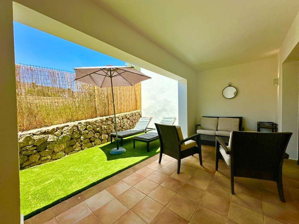 Patio, Day, Garden, Garden, Balcony/Terrace, Seating area, Dining area, Garden view, sunbed