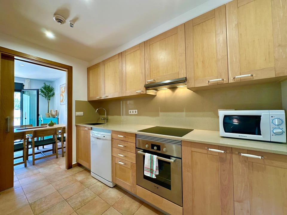 Kitchen or kitchenette, Dining area, dishwasher, minibar, oven, stove, toaster