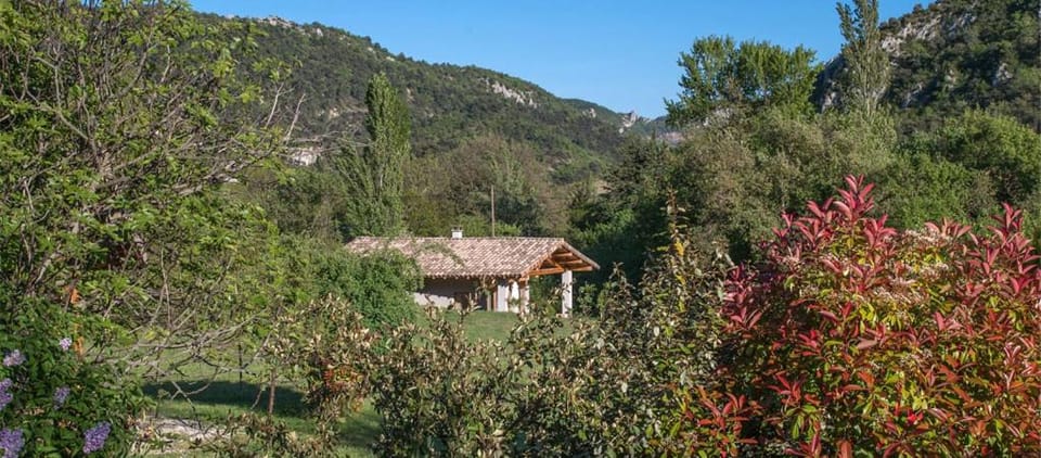 Hameau d'hôtes La Roseraie-Drôme Bed and Breakfast in Provence