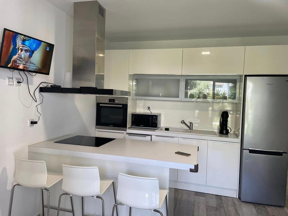 Coffee/tea facilities, Kitchen or kitchenette, Dining area, dishwasher, oven, stove
