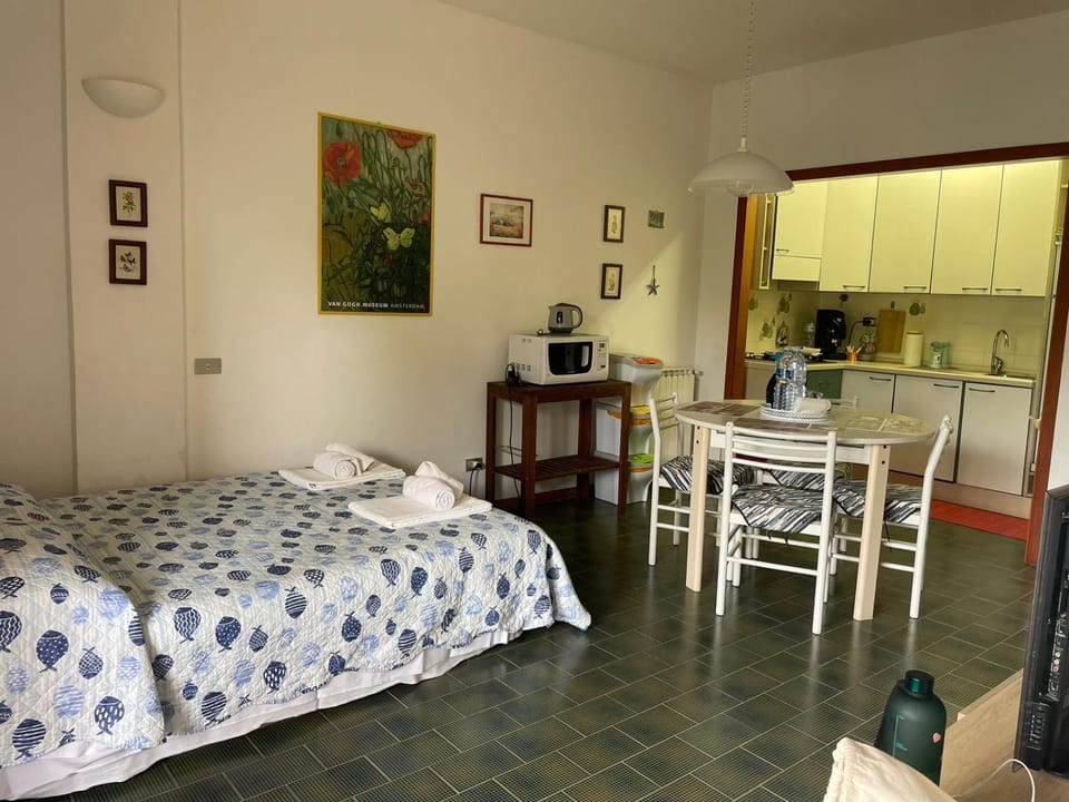 Bed, Kitchen or kitchenette, Dining area