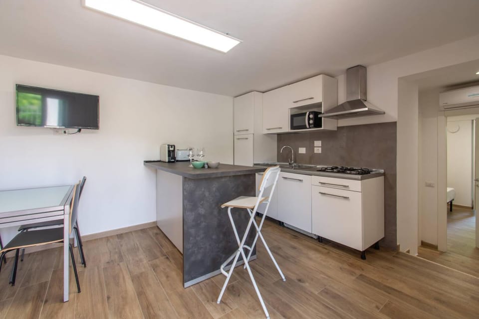 TV and multimedia, Coffee/tea facilities, Kitchen or kitchenette, Dining area, dishwasher, microwave, stove, toaster, air conditioner