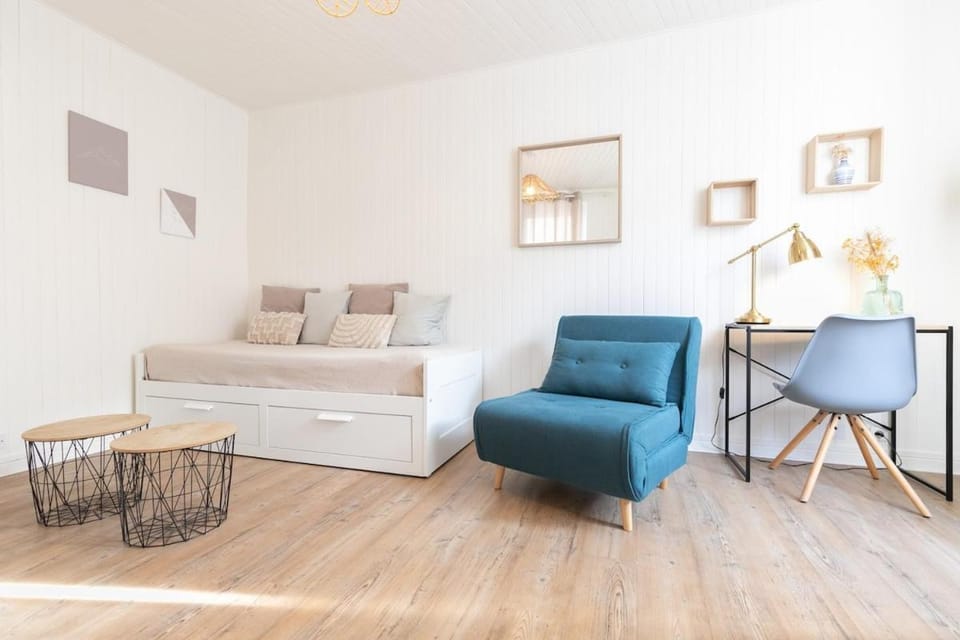 Bed, Living room, Photo of the whole room, Seating area, Bedroom