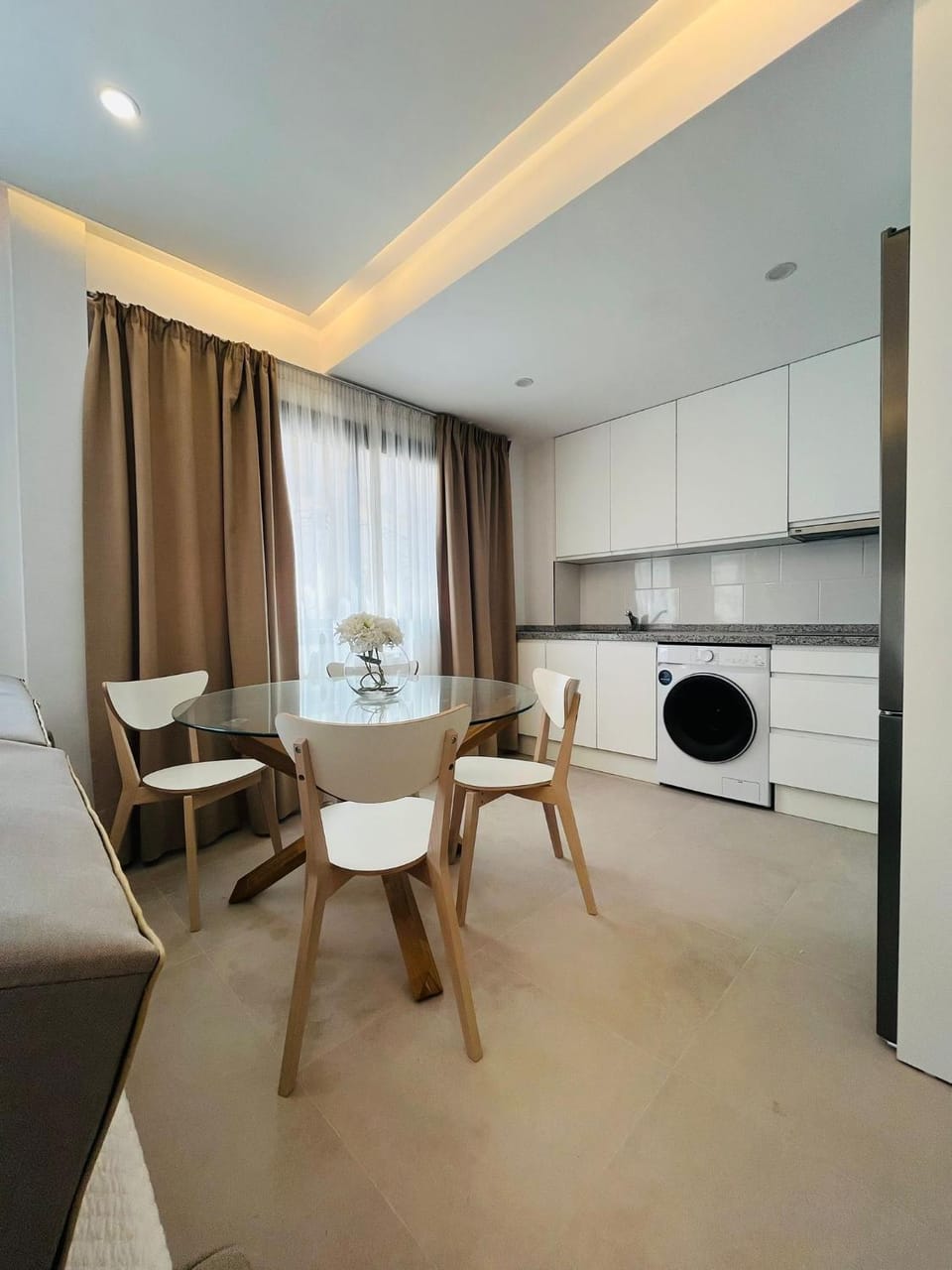 Kitchen or kitchenette, Dining area