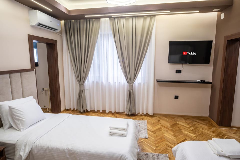 Bed, TV and multimedia, Photo of the whole room, Bedroom, towels, air conditioner