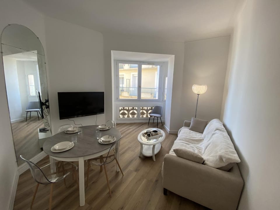 Communal lounge/ TV room, Living room