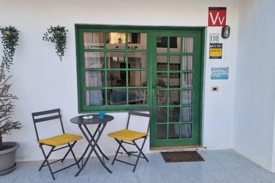Property building, Balcony/Terrace, Dining area