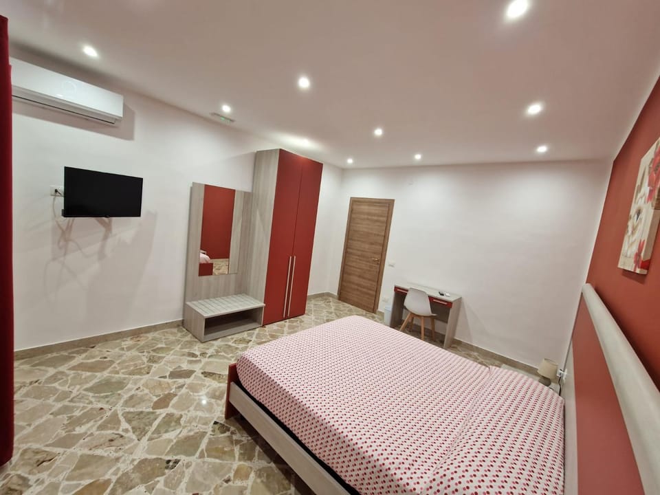 Bed, TV and multimedia, Photo of the whole room, Bedroom, wardrobe, air conditioner