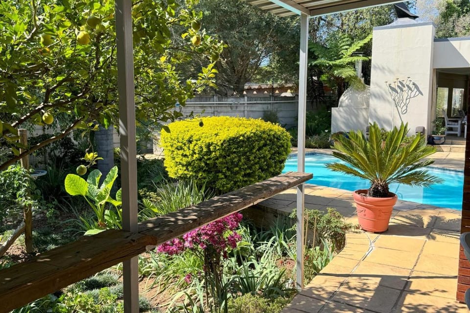 Cottage - Sleeps 4 - Pet friendly - Pool - Parking House in Sandton
