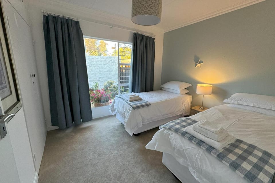 Cottage - Sleeps 4 - Pet friendly - Pool - Parking House in Sandton