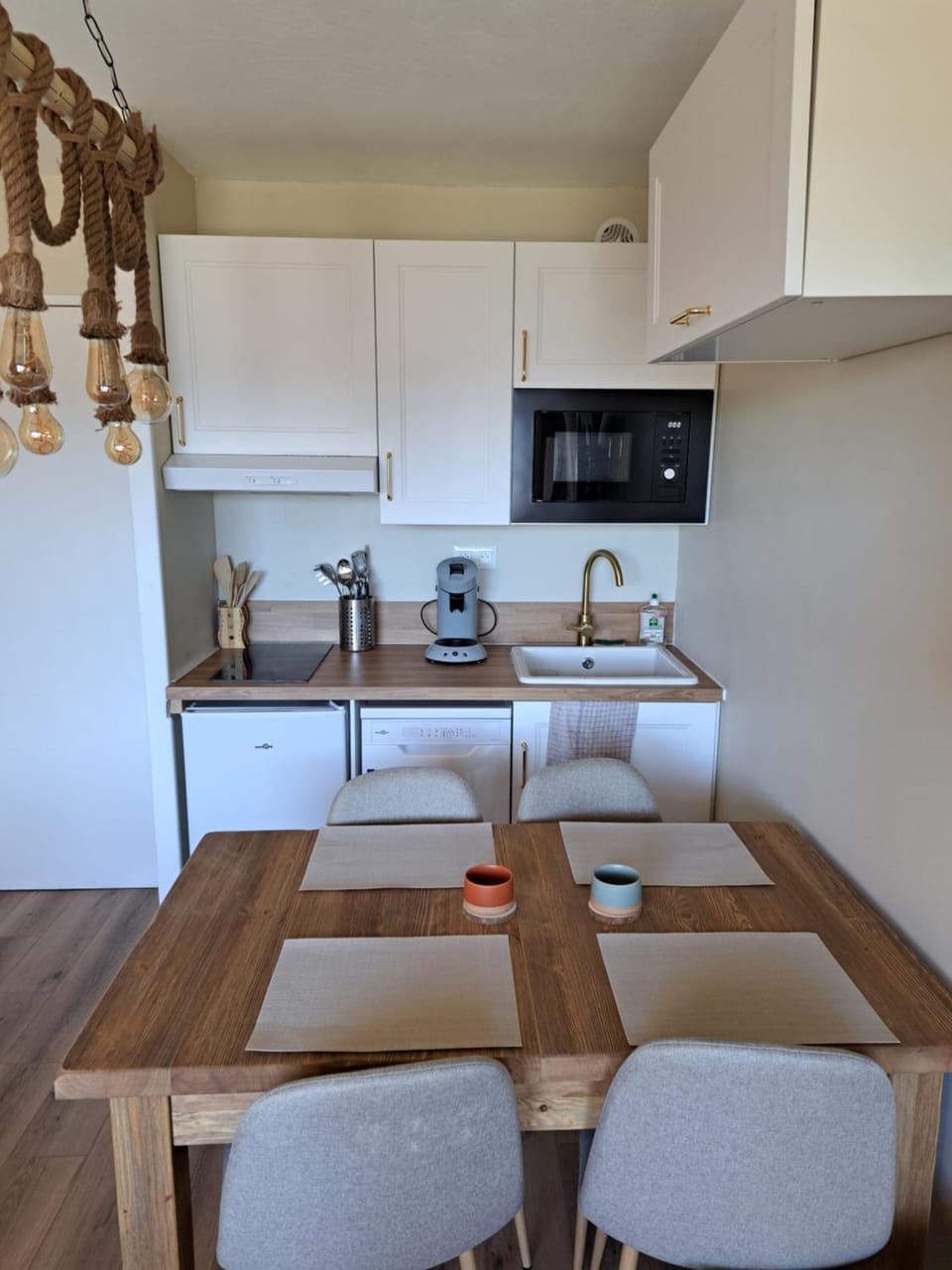 Kitchen or kitchenette, Dining area, stove, toaster