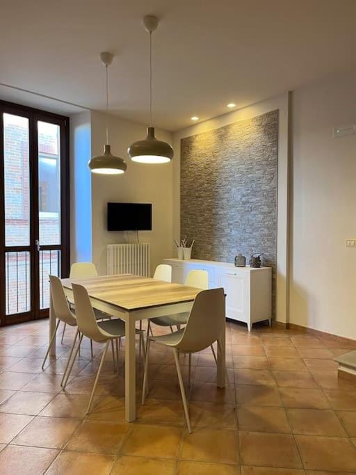 TV and multimedia, Seating area, Dining area