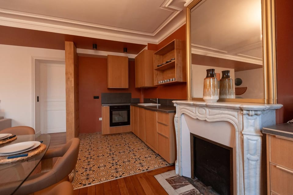 Kitchen or kitchenette, Dining area, stove