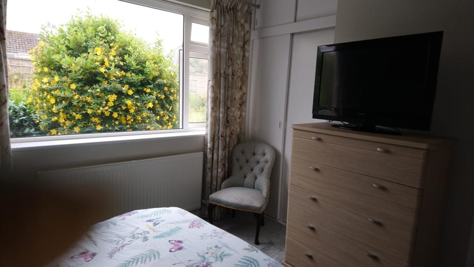 Bed, TV and multimedia, Bedroom