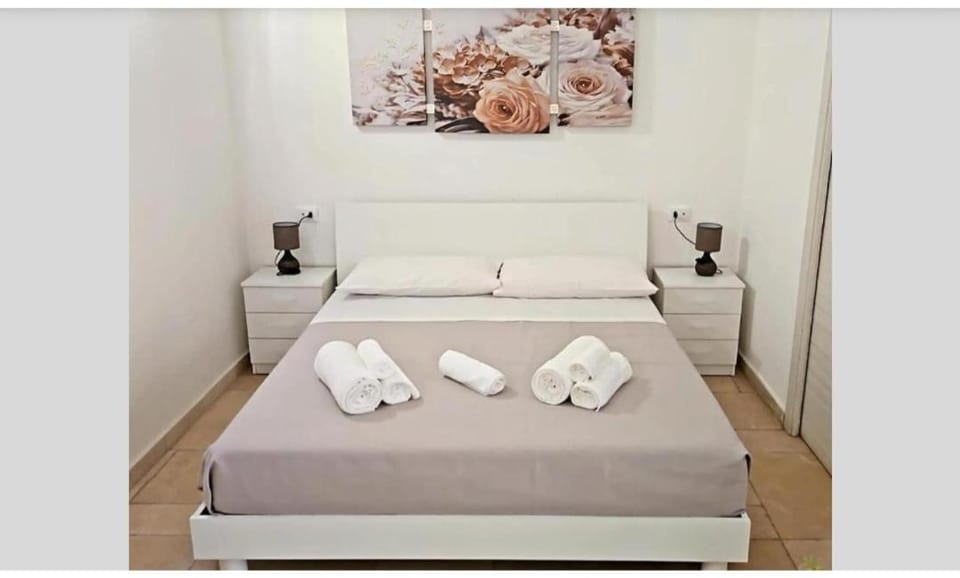 Bed, towels