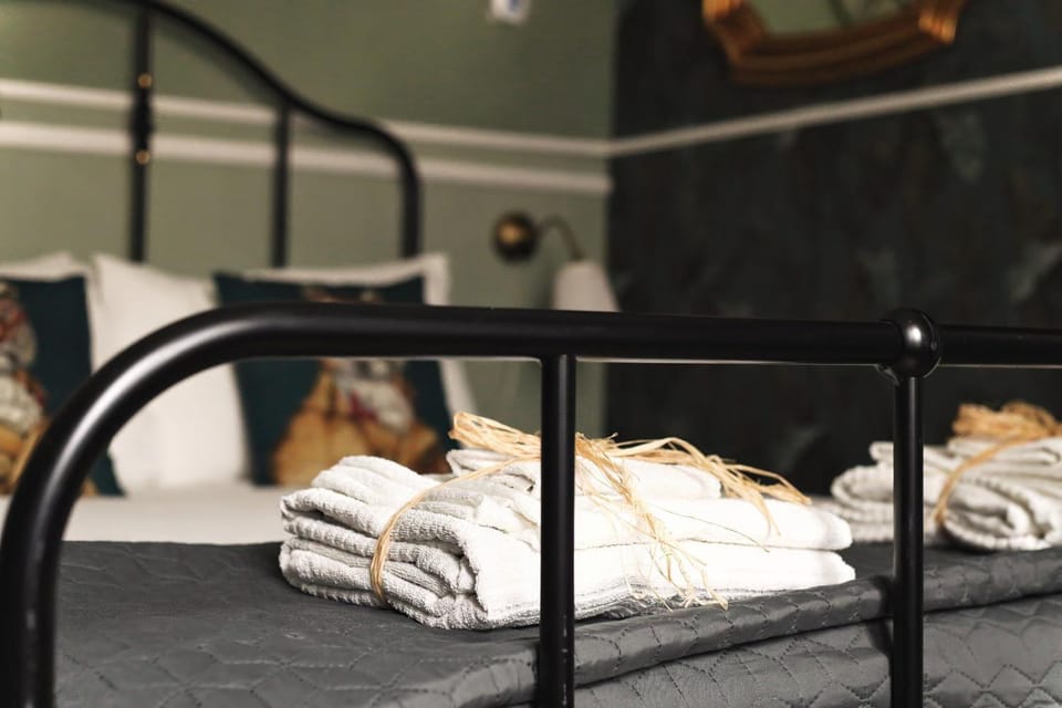 Bed, Bedroom, towels