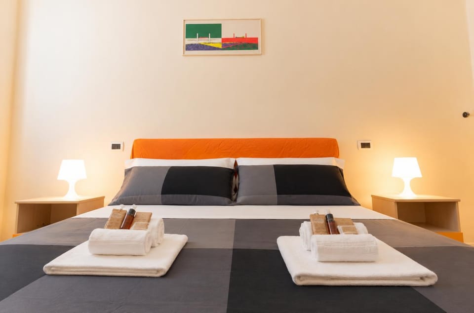 Bed, Bedroom, towels