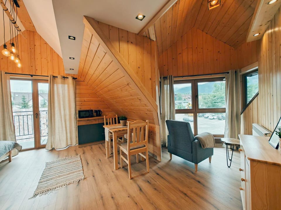 Kitchen or kitchenette, Living room, Seating area, Dining area