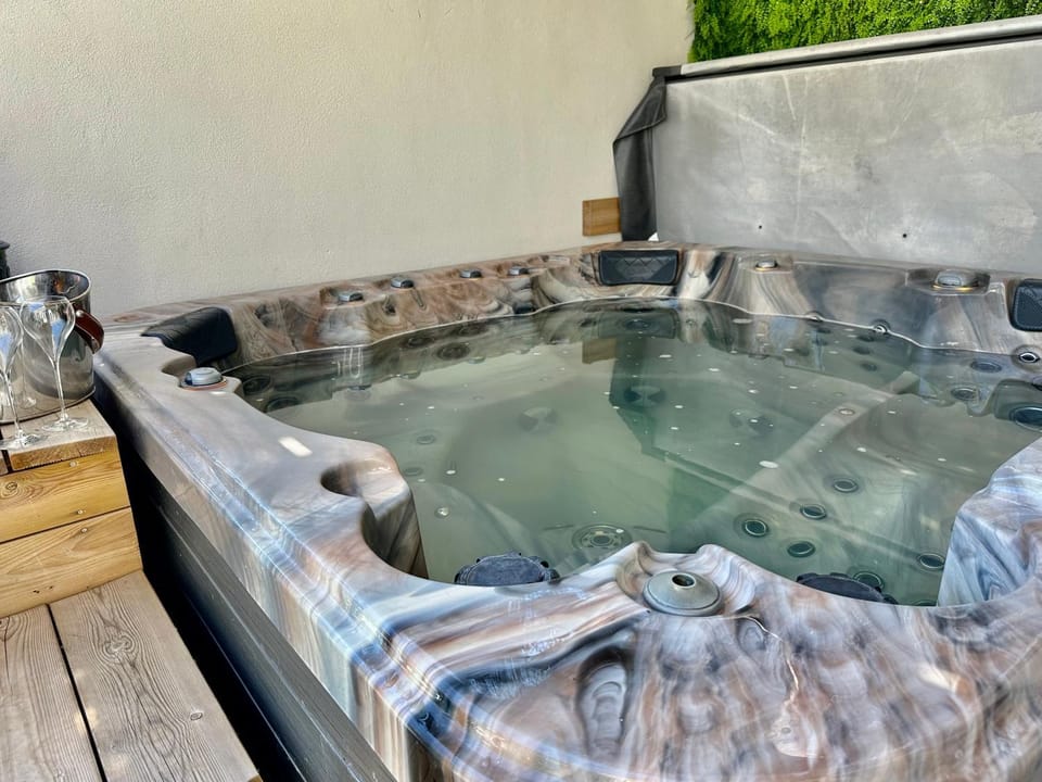 Natural landscape, Hot Tub, Balcony/Terrace, Spa and wellness centre/facilities