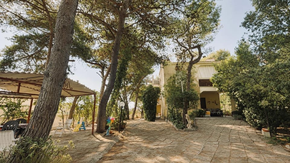 Property building, Day, Garden, Balcony/Terrace, Garden view