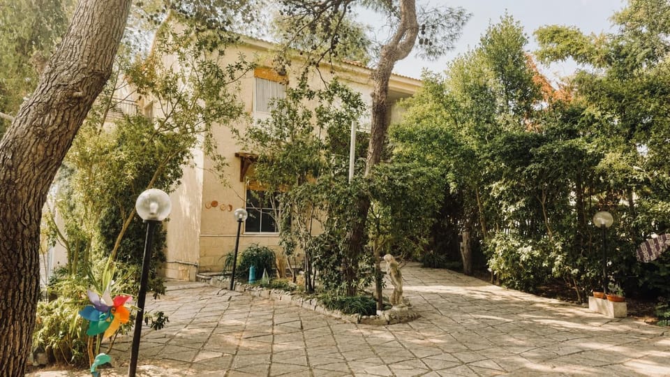 Property building, Garden, Balcony/Terrace, Garden view