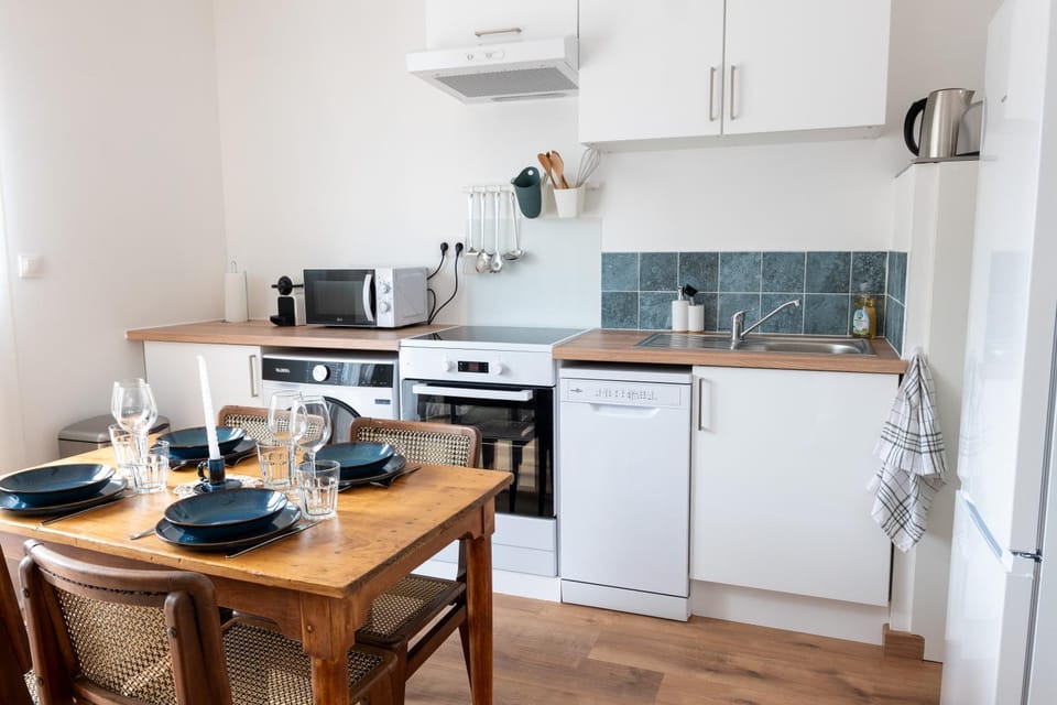 Coffee/tea facilities, Kitchen or kitchenette, Dining area, dishwasher, oven, stove, toaster