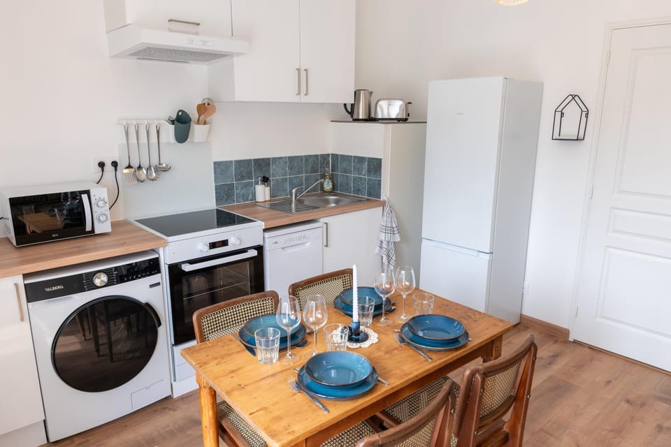 Kitchen or kitchenette, Dining area, dishwasher, oven, stove, toaster, washing machine