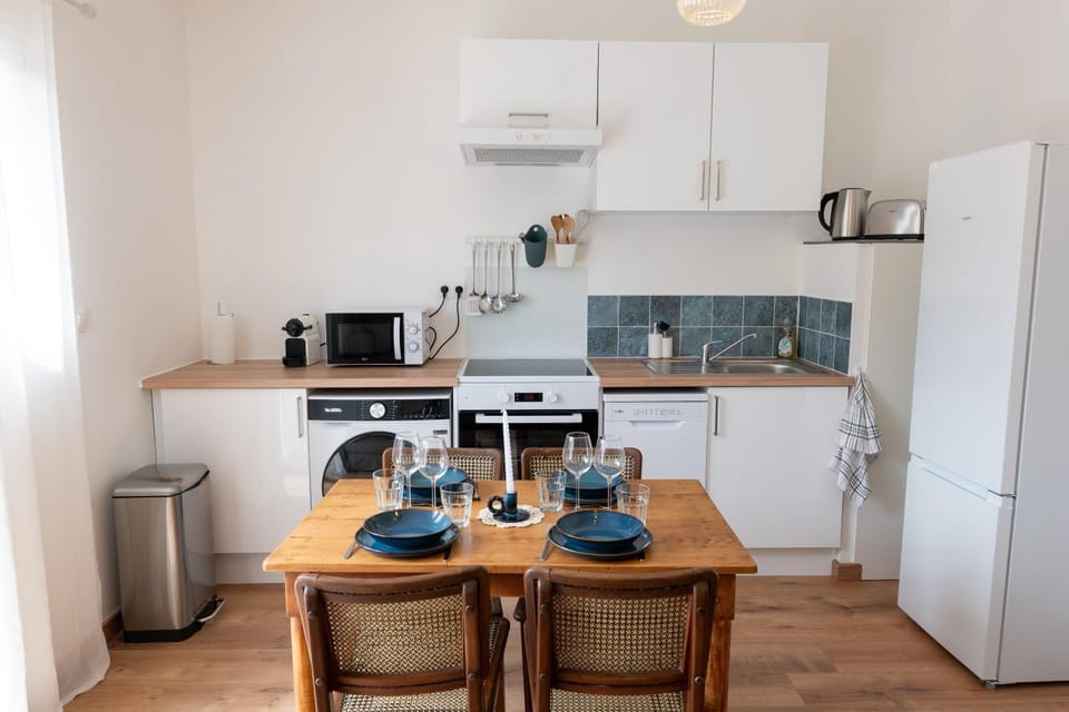 Coffee/tea facilities, Kitchen or kitchenette, Dining area, dishwasher, oven, stove, toaster, air conditioner