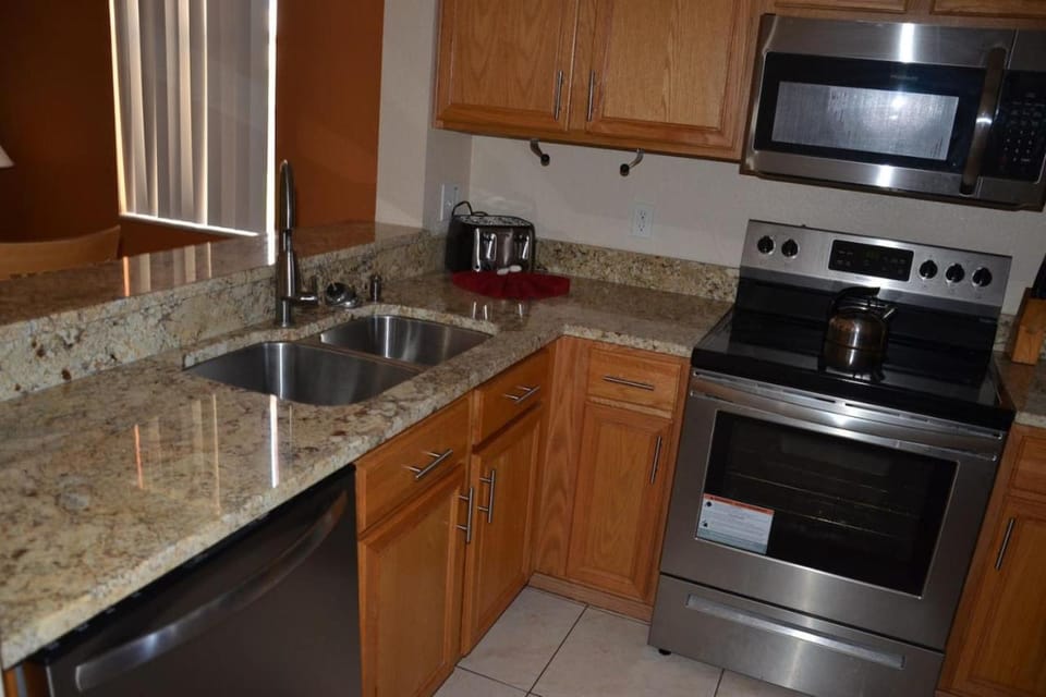 Upgraded 4 Bed 3.5 Bath Townhome House in Four Corners