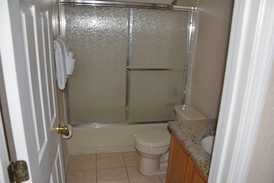 Upgraded 4 Bed 3.5 Bath Townhome House in Four Corners