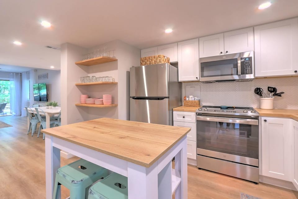 Walk to Beach Pet Friendly BBQ Grill House in Hilton Head Island