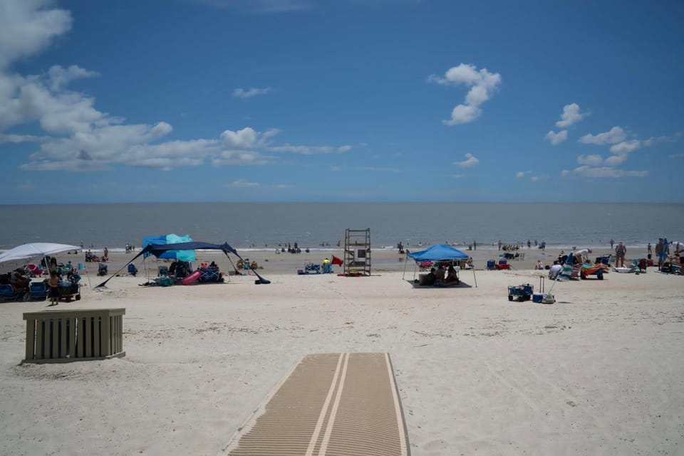 Walk to Beach Pet Friendly BBQ Grill House in Hilton Head Island