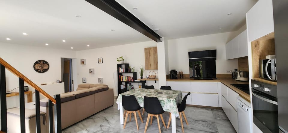 Coffee/tea facilities, Dining area, dishwasher, microwave, oven, stove, stove, kitchen, kitchen