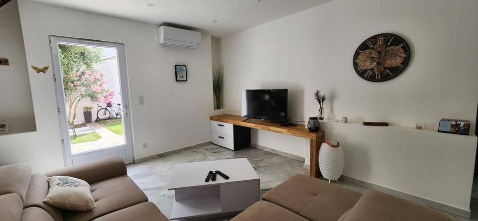 Communal lounge/ TV room, TV and multimedia, Living room, Seating area, air conditioner