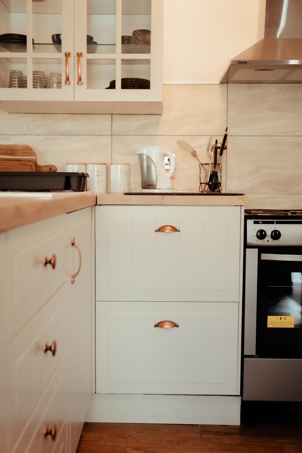 Coffee/tea facilities, Kitchen or kitchenette, stove
