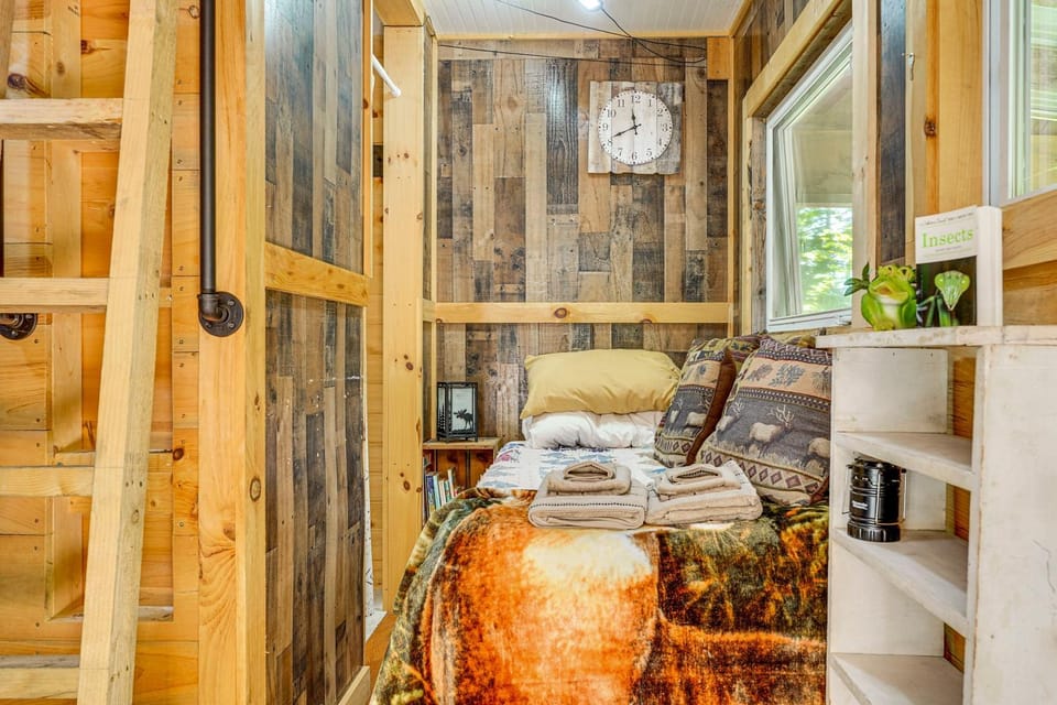 Solar-Powered Brandon Studio Cabin: Hiking Access Cabin in Lake Champlain