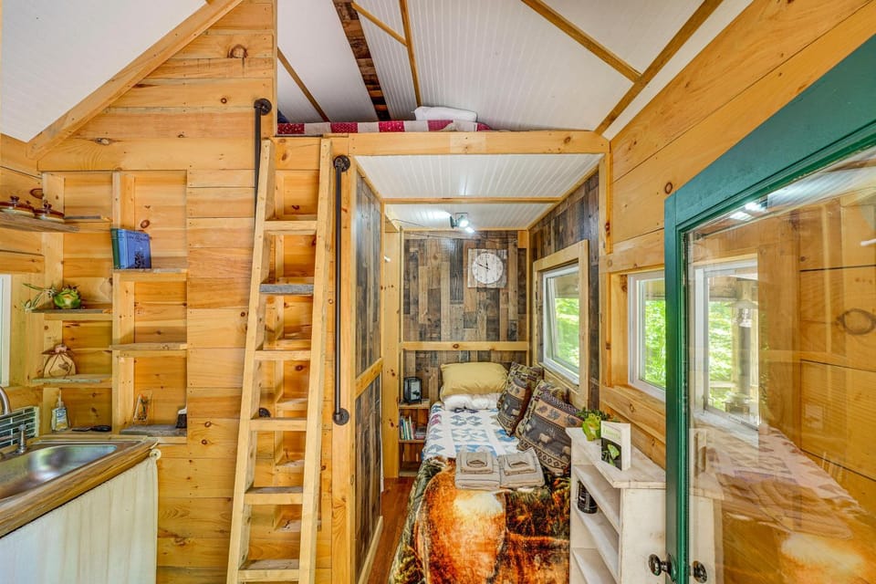 Solar-Powered Brandon Studio Cabin: Hiking Access Cabin in Lake Champlain